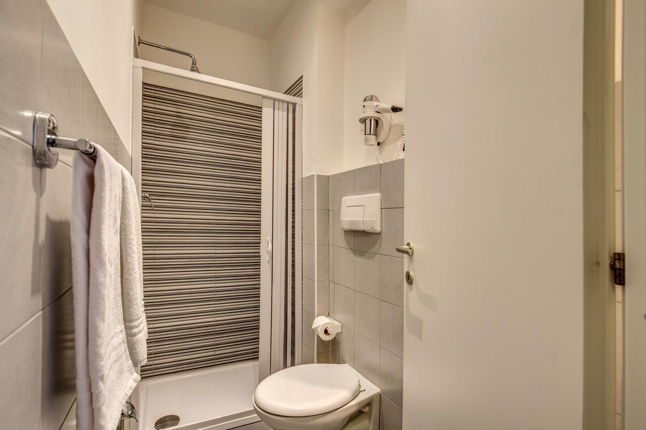 Enzo Luxury Rooms โรม ภายนอก รูปภาพ