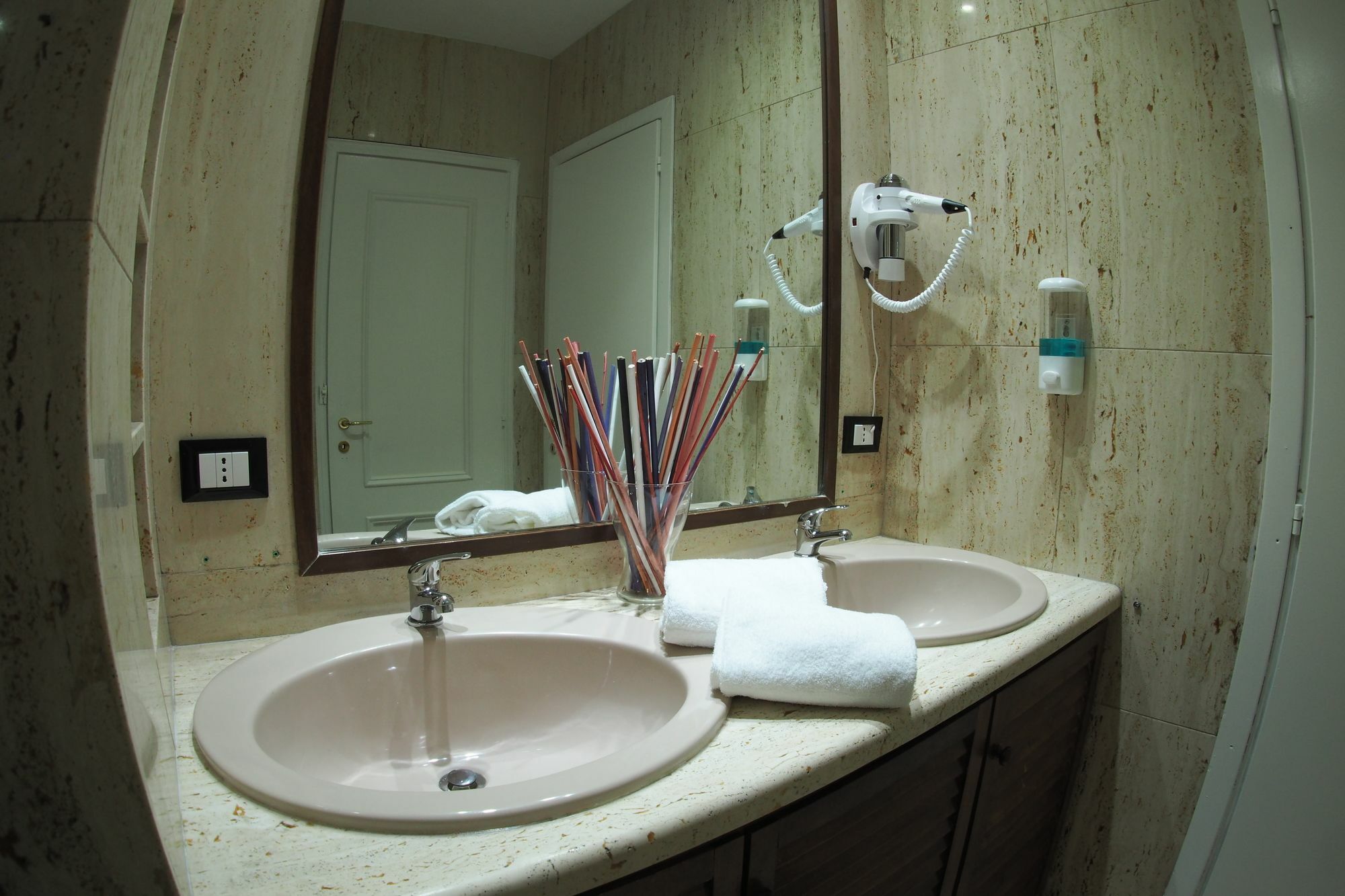 Enzo Luxury Rooms โรม ภายนอก รูปภาพ